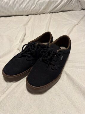 Etnies Black Canvas Low-Top Sneakers with Brown Gum Sole